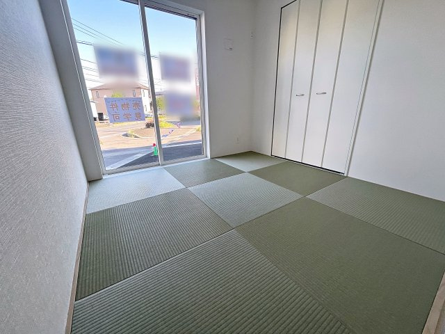 新築戸建・新築建売　郡山市安積荒井第3　安積第一小・安積中の和室|南側の大きな窓から日差しが入り明るい和室は、お子様の遊び場や来客時に便利です！