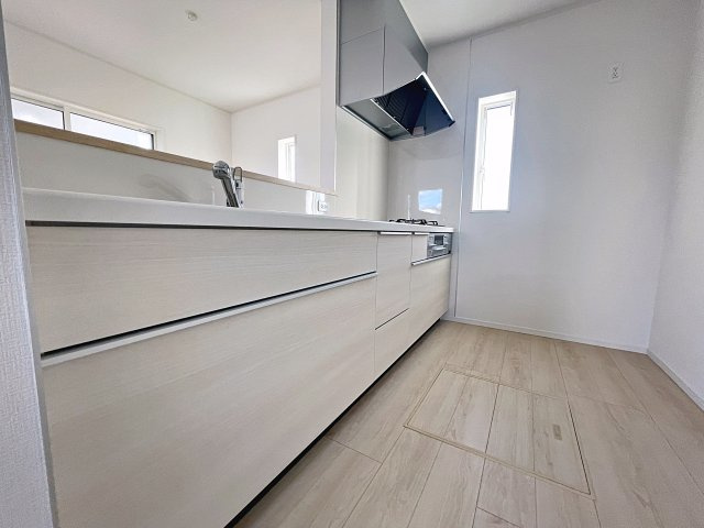 新築戸建・新築建売　郡山市安積荒井第3　安積第一小・安積中のキッチン|カウンター越しに会話が弾み、家族とのつながりを感じられる対面キッチンです！