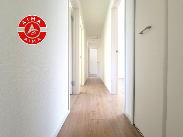 筑紫野市大字阿志岐第3-3棟（2号棟）の内装|＜手すり付階段＞手すりがないと階段の昇り降りで危険なことはもちろん、壁に手をつきながら歩くことで壁紙が汚れやすくなります。すべての方に快適に昇り降りしていただくため、手すりを設置しました。