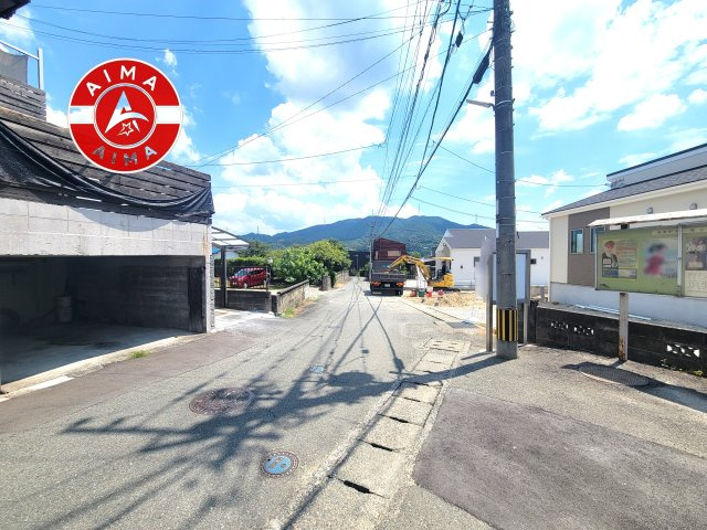 筑紫野市大字阿志岐第3-3棟（2号棟）の前面道路含む現地写真|前面道路は閑静な住宅地をはしる車通りの少ない道路。お車の出し入れが苦手なママや小さなお子様にも安心ですね。しっかり舗装もされているので、ベビーカーや自転車で通っても快適に通行できます。