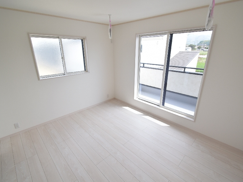 新築　甘楽町金井　全4区画　2号棟　の洋室|　全室南向きで明るいお部屋、子供部屋は明るい方が良いですよね♪							
					

