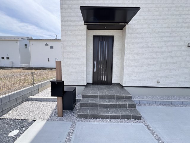新築　甘楽町金井　全4区画　2号棟　の玄関|現地写真　ポストと一体型のTVモニターホンでセキュリティ安心！