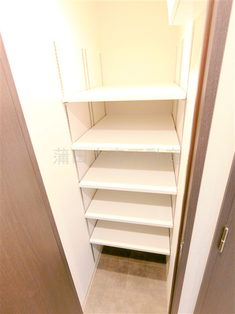ルネサンスコート蒲田リバーテラス＠仲介手数料無料の設備|玄関収納①　シューズインクローゼット！