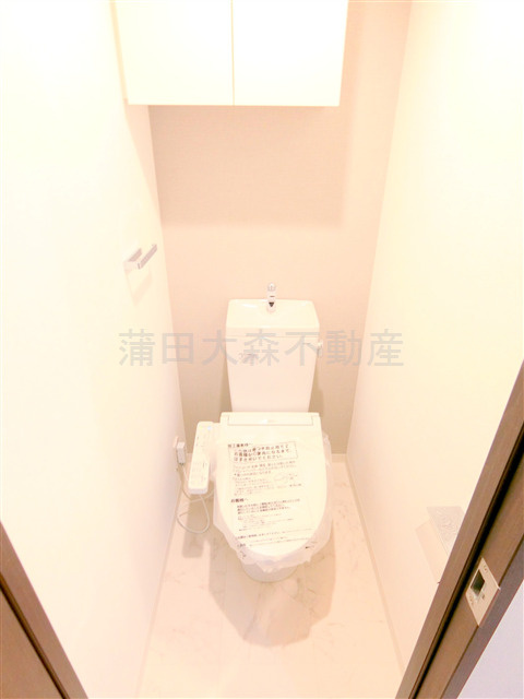 ルネサンスコート蒲田リバーテラス＠仲介手数料無料のトイレ|棚収納と温水洗浄便座付きのトイレ