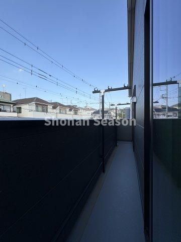 【現地画像あり】座間市明王第7　新築戸建　全1棟のバルコニー|2部屋から出入りでき、洗濯動線も良好です◎