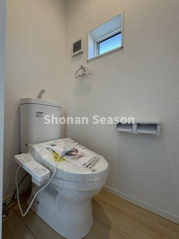【現地画像あり】座間市明王第7　新築戸建　全1棟のトイレ|キレイな水回りをキープしやすい温水洗浄便座付き！