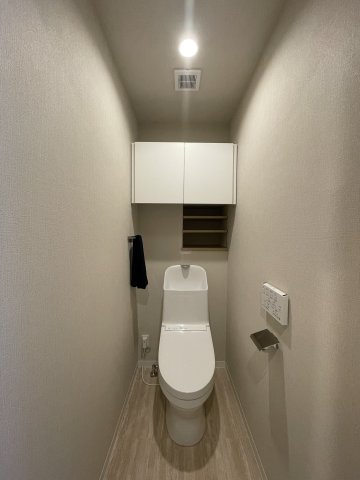 アプローズ長崎南ベイサイドヒルズ壱番館のトイレ|トイレは新しいものに変更済みです。吊り戸棚があり、トイレ用品を保管しておくのに便利です。