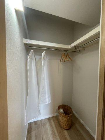 アプローズ長崎南ベイサイドヒルズ壱番館の収納|ウォークインクローゼットがあり、お洋服が多い方にも嬉しいつくりです。