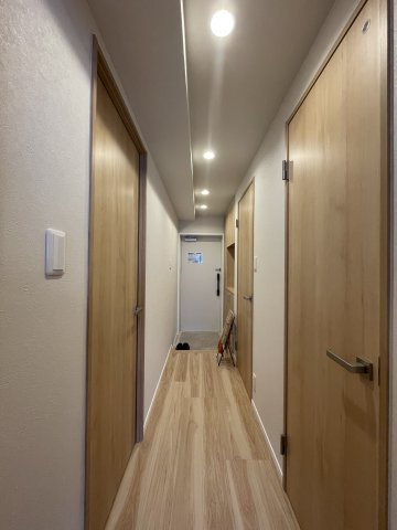 アプローズ長崎南ベイサイドヒルズ壱番館の玄関|明るい色味の床材を使用しており、上品な雰囲気です。