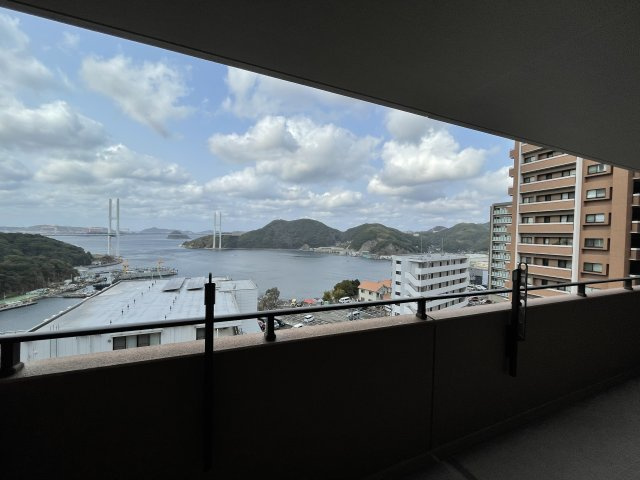 アプローズ長崎南ベイサイドヒルズ壱番館の展望|バルコニーから眺める女神大橋は贅沢な気分にさせてくれます。
