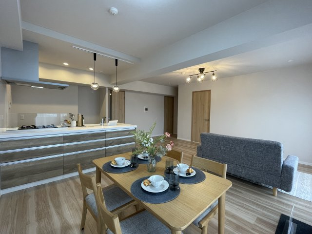 アプローズ長崎南ベイサイドヒルズ壱番館の居間・リビング|木目調の建具を使用しており、シンプルで落ち着いた雰囲気になってます。