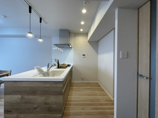 アプローズ長崎南ベイサイドヒルズ壱番館のキッチン|キッチンは全面リフォーム済みです。3口のガスコンロと食洗機も付いてます。