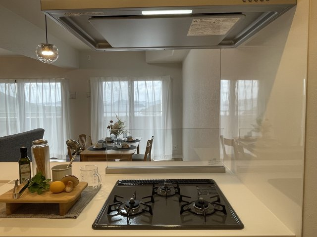 アプローズ長崎南ベイサイドヒルズ壱番館のキッチン|対面式のキッチンです。料理をしながら、お子様の様子を見ることができます。