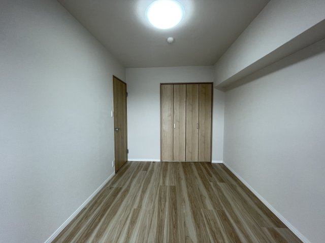 アプローズ長崎南ベイサイドヒルズ壱番館の洋室|6.0帖の洋室です。収納もあります。