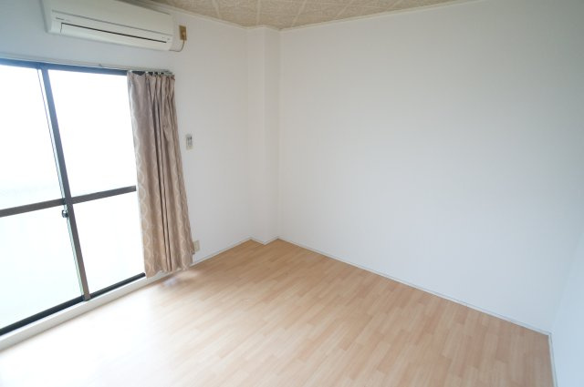 ハイツ福の洋室