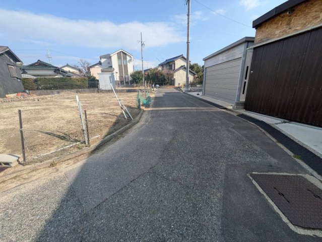 常滑市小倉町７丁目　中古戸建の前面道路含む現地写真