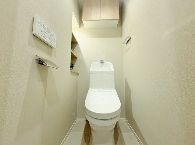 マイキャッスル東長崎のトイレ|トイレも新規交換につき快適です
トイレ上部には便利な吊戸棚を設置しています