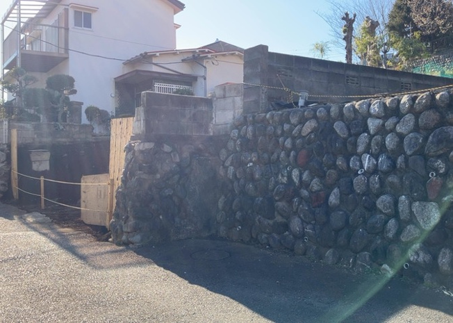 【外観】 | 隣家の土地はどうなっているのか、生活利便施設が近くにあるのか、学校まで近いかなど、お客様のライフスタイルにあわせたイメージが重要です。また、近くにあると困る施設が近くにないかも確認するといいでしょう。