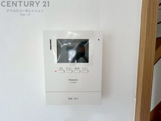 訪問者が来たときにテレビ画面で確認できるため、安心してドアを開けられます。録画機能があるものもあり、留守中に来訪者を記録しておくことができます。利便性が高く、セキュリティ面でも安心です。

