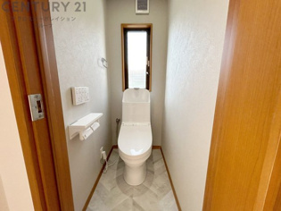 温水洗浄便座付トイレは温水洗浄機能により、暖かい水でおしりを洗浄することができ、冷たい水を使う従来の便座に比べ、温水洗浄機能で暖かいトイレを提供し、快適な使用を可能にします。

