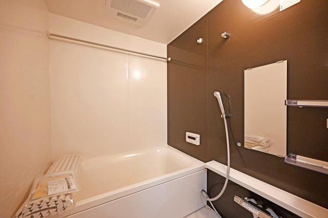 グランドシティダイアパレス吹田パークコート5番館 の浴室|暖房、涼風機能付きの浴室です。
冬は暖め、夏は涼しくすることができるため、入浴時は快適に過ごすことができそうです。
乾燥機能も完備のため、天候を気にせず安心してお洗濯が可能です。