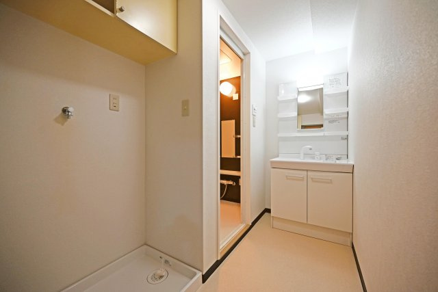 グランドシティダイアパレス吹田パークコート5番館 の洗面所|洗面室はスペースにゆとりがあり複数人での使用も可能◎
洗面台はリフォームの際に新調しています。