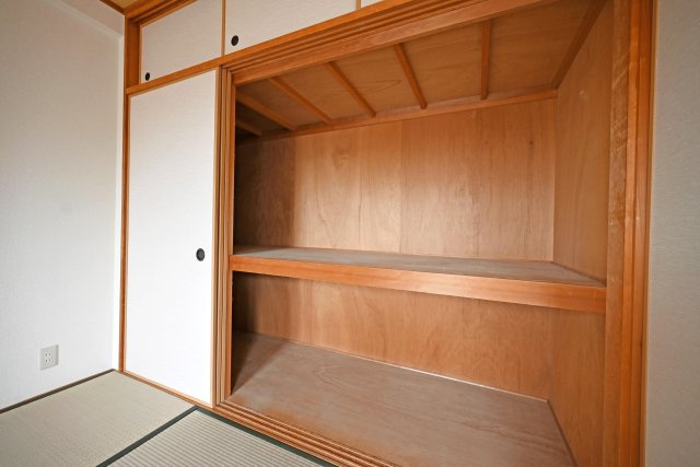 グランドシティダイアパレス吹田パークコート5番館 の収納|横幅・奥行きともにスペースが広いため季節家電や大きな荷物などもたっぷりと収納可能です。