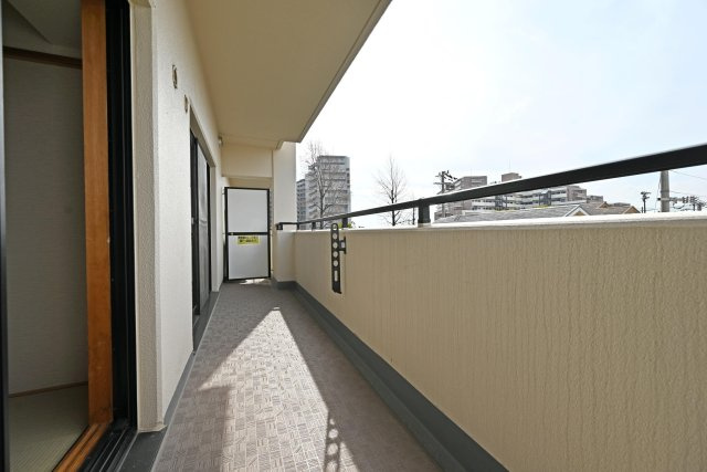 グランドシティダイアパレス吹田パークコート5番館 のバルコニー|洗濯ものが良く乾く南西向きバルコニー。日当たり良好です。