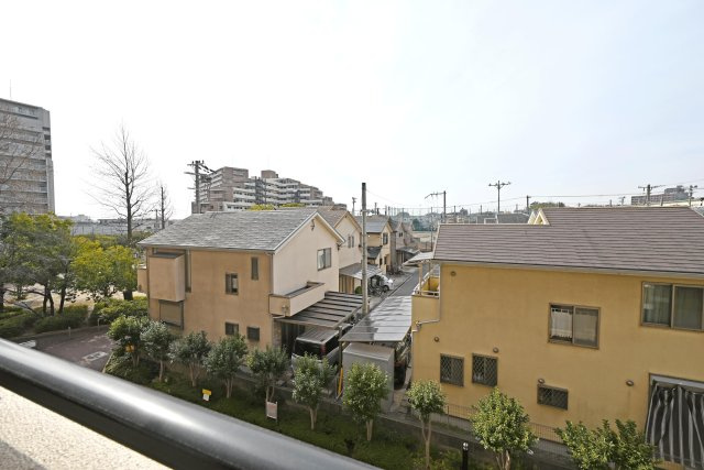 グランドシティダイアパレス吹田パークコート5番館 の展望|低層階ながらも、向かいの建物まで十分に距離が確保されているため眺望はとても良好です。