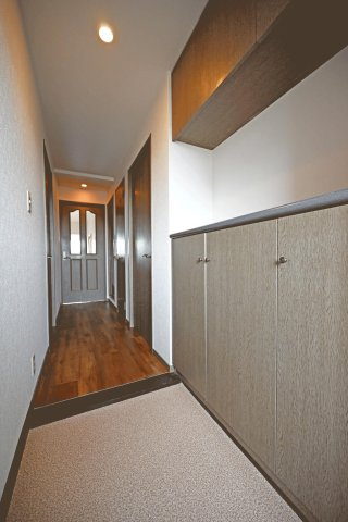 グランドシティダイアパレス吹田パークコート5番館 の玄関|シューズBOXの棚上にはスペースがあるため鍵を置いたり、物を飾ったりとなにかと便利です。
上部には吊戸棚も設けているためスッキリと収納が可能。