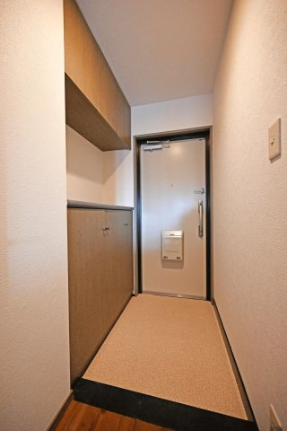 グランドシティダイアパレス吹田パークコート5番館 の玄関|シューズBOXの棚上にはスペースがあるため鍵を置いたり、物を飾ったりとなにかと便利です。
上部には吊戸棚も設けているためスッキリと収納が可能。