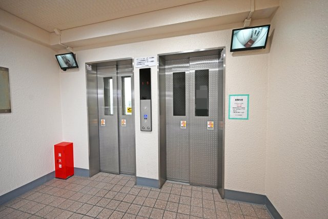 グランドシティダイアパレス吹田パークコート5番館 のその他共用部分|エレベーターは2基設置されているため、通勤・通学の利用者が多い時間帯でも待ち時間を最小限に抑えることができそうです。