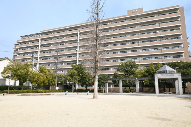 グランドシティダイアパレス吹田パークコート5番館 の外観|水廻り一式交換やクロス貼替などのリフォームが完了しているため、購入後に大規模な工事をする必要がなく引越し後はすぐに新生活が始められるのは魅力です。