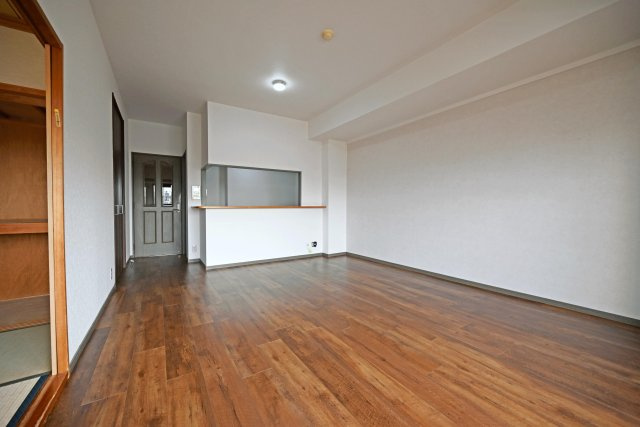 グランドシティダイアパレス吹田パークコート5番館 の居間・リビング|家族の団らん・コミュニケーションの場であるリビングはキッチンと合わせて16帖。 ゆとりがある広さでみんなが居心地の良い空間に。