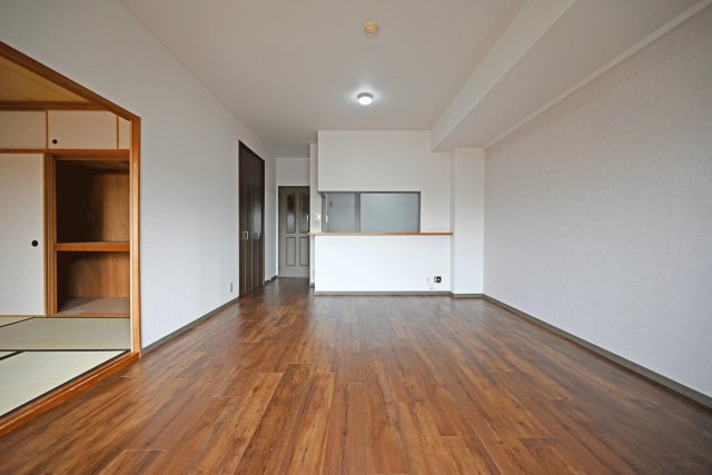 グランドシティダイアパレス吹田パークコート5番館 の居間・リビング|家族の団らん・コミュニケーションの場であるリビングはキッチンと合わせて16帖。 ゆとりがある広さでみんなが居心地の良い空間に。