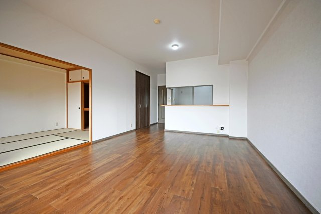 グランドシティダイアパレス吹田パークコート5番館 の居間・リビング|16.0帖のLDKには和室が隣接しています。
家事の合間の休憩スペースや、お子様の遊ぶスペースとしても重宝しそうです。