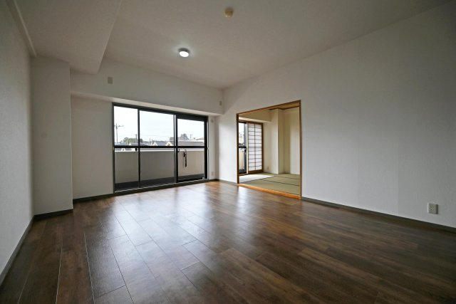 グランドシティダイアパレス吹田パークコート5番館 の居間・リビング|窓から日が差し込む明るいリビングは、開放感がありより広々と感じられます。