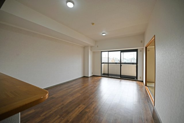 グランドシティダイアパレス吹田パークコート5番館 の居間・リビング|窓から日が差し込む明るいリビングは、開放感がありより広々と感じられます。