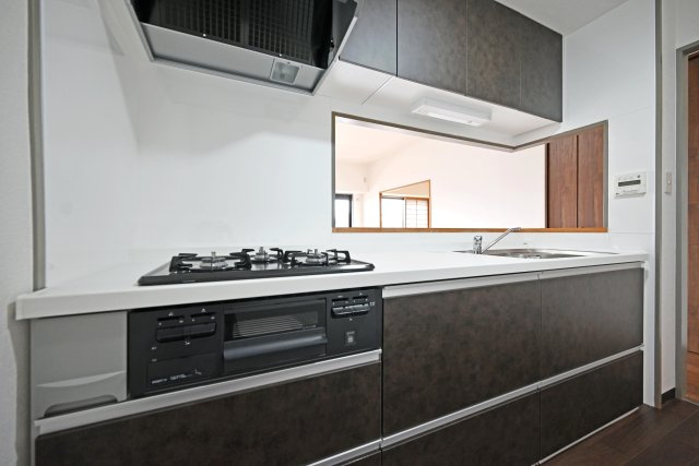 グランドシティダイアパレス吹田パークコート5番館 のキッチン|洗いのもやお料理をしながらでもダイニングやリビングを見渡せるので家族とのコミュニケーションをとりながら作業が可能です。