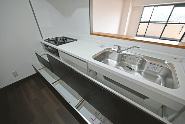 グランドシティダイアパレス吹田パークコート5番館 のキッチン|収納量が多いシステムキッチン。
上部には吊戸棚を設けているため、食器類・調理器具などたくさん収納することができるので毎日使うキッチンはすっきりとした空間を保つことができそうです。