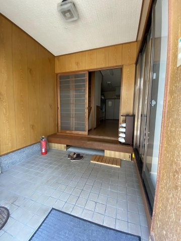 京都市下京区西七条南東野町の一戸建ての玄関