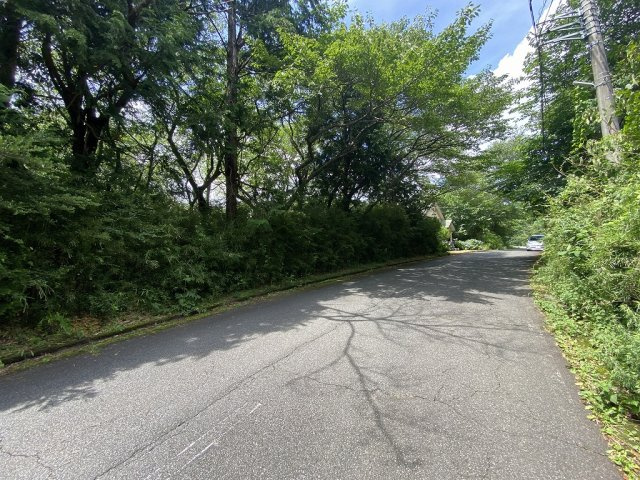 伊豆の国市　伊豆エメラルドタウンの前面道路含む現地写真