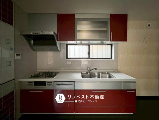 東大阪市池島町2丁目のキッチン|壁付けキッチンは一直線の作業動線で効率が良いです♪
冷蔵庫を置くスペースも確保されております！