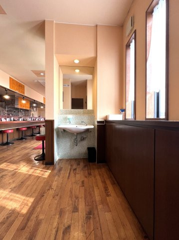 米子市淀江町小波テナントの独立洗面台|トイレ前手洗い