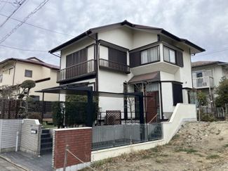 【外観】 | 広々専用庭付きの一戸建て♪「新百合ヶ丘」駅にアクセス可能な最寄りバス停まで徒歩3分！雨の日の通勤やお出かけもバス利用でスムーズです♪