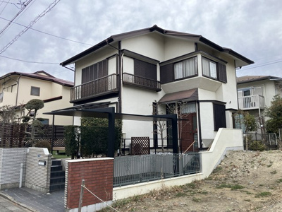 【外観】 | 王禅寺東住宅 | 広々専用庭付きの一戸建て♪「新百合ヶ丘」駅にアクセス可能な最寄りバス停まで徒歩3分！雨の日の通勤やお出かけもバス利用でスムーズです♪