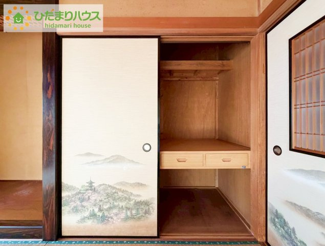 常陸太田市真弓町　中古戸建の収納|"和室の収納は横開きクローゼット！
しまった物の出し入れも楽々です(^^)"