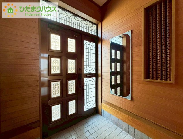 常陸太田市真弓町　中古戸建の玄関|小窓が付いているドアなので明るいスペースになっています♪