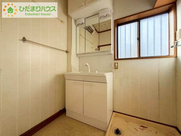 常陸太田市真弓町　中古戸建の独立洗面台|三面鏡の大きな鏡は憧れます(^^♪ 鏡の後ろは収納となっていて、細かいものでも収納できるのでスッキリと整理できます！