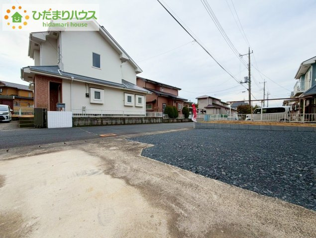 常陸太田市真弓町　中古戸建の駐車場|ゆったりとしたカースペースで、ファミリーカーや軽自動車もラクラク駐車出来ますね♪